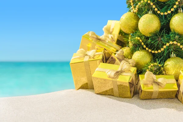 Albero di Natale con decorazioni dorate — Foto Stock