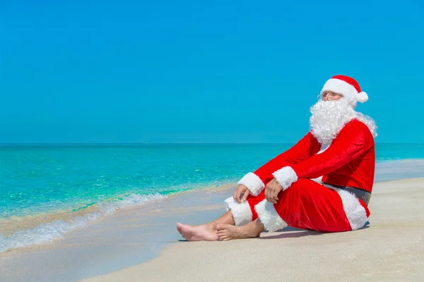 Santa Claus na tropikalnej plaży — Zdjęcie stockowe