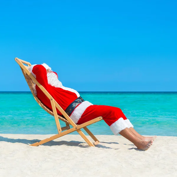 Christmas Santa Claus op strand — Stockfoto