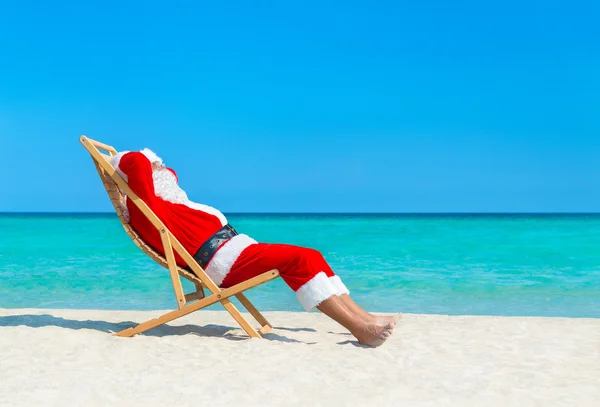 Christmas Santa Claus op strand — Stockfoto