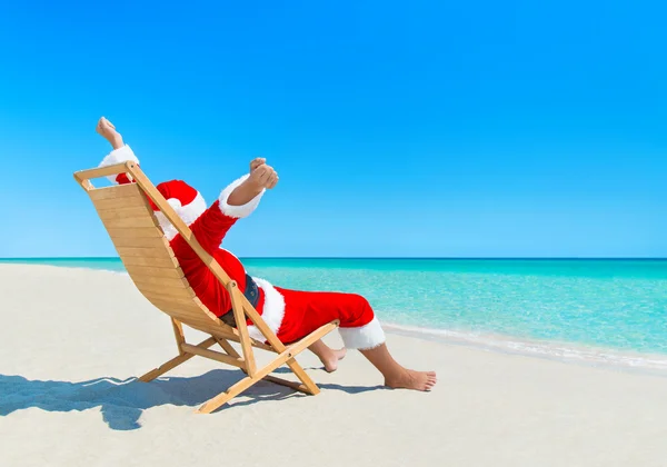 Natal Papai Noel em cadeira de praia — Fotografia de Stock