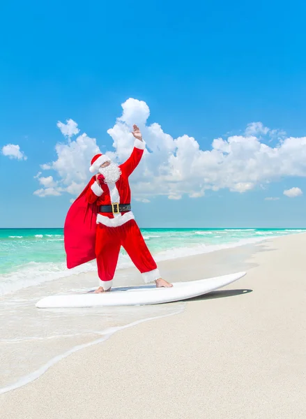Santa Claus surfer na plaży — Zdjęcie stockowe