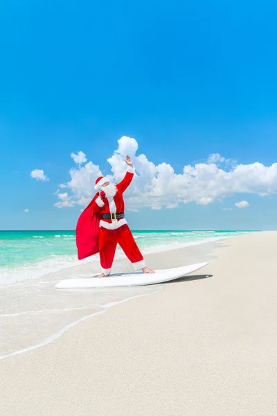 Santa Claus windsurfer op strand — Stockfoto