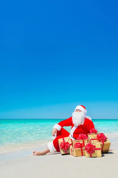 Santa Claus con cajas de regalo de Navidad —  Fotos de Stock