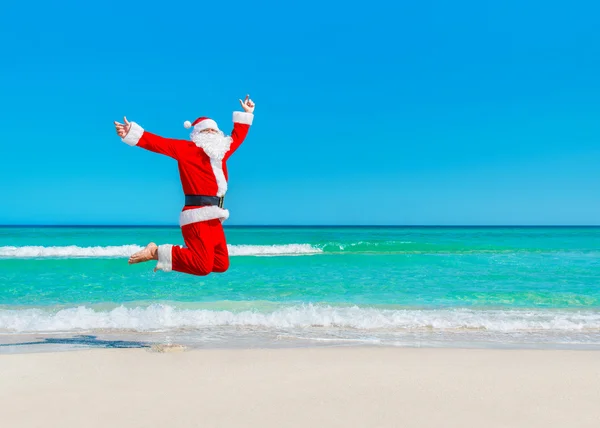 Weihnachtsmann am tropischen Strand. — Stockfoto