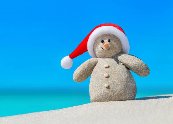 Boneco de neve em chapéu vermelho de Santa — Fotografia de Stock