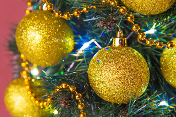Vánoční strom s zlatým zdobením — Stock fotografie