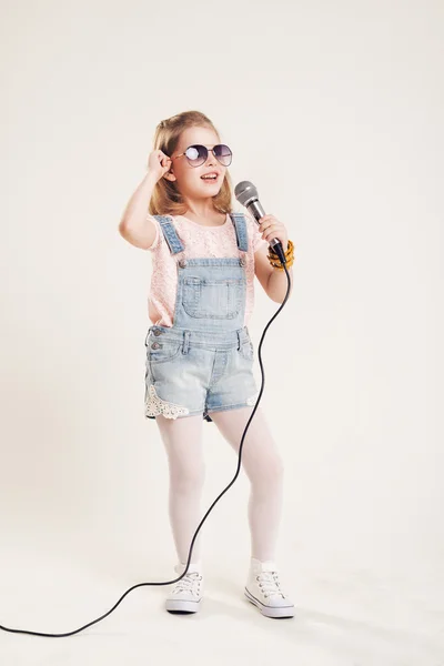 Bir neşeli şarkı söyleyen kız portresi — Stok fotoğraf
