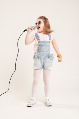 Bir neşeli şarkı söyleyen kız portresi