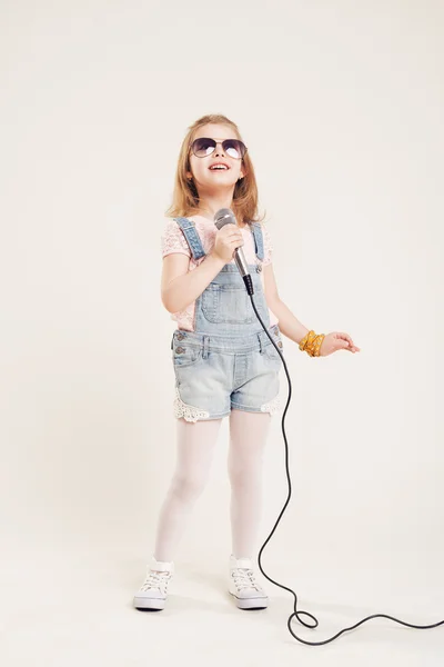 欢快的歌唱女孩的肖像 — 图库照片