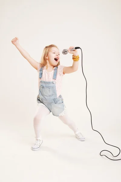 Retrato de una alegre cantando niñas — Foto de Stock