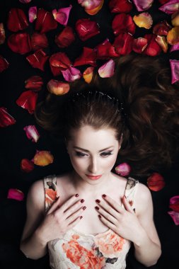 Siyah giysili güzel bir kızıl saçlı kız portresi