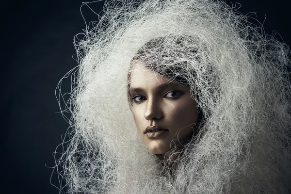 Retrato de uma menina bonita em uma cobertura para a cabeça de branco Plaited — Fotografia de Stock