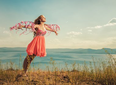 Turuncu elbiseli güzel kızıl saçlı kız portresi