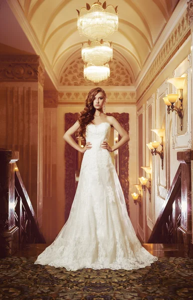 Portrait of a beautiful girl in a beautiful wedding dress — Stock Photo, Image