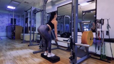 İnce bir kız simülatörle meşgul..