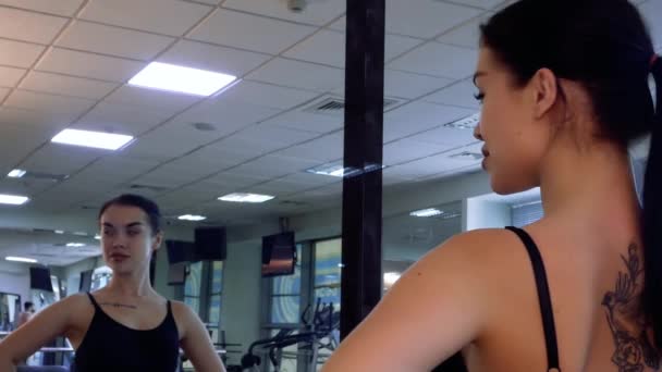 Joven Mujer Hermosa Con Tatuaje Gimnasio Mira Espejo Vuelta Brevemente — Vídeos de Stock