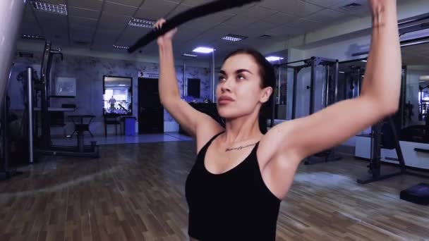 Hermosa Mujer Modelo Fitness Gimnasio Tira Del Bloque Superior Simulador — Vídeo de stock