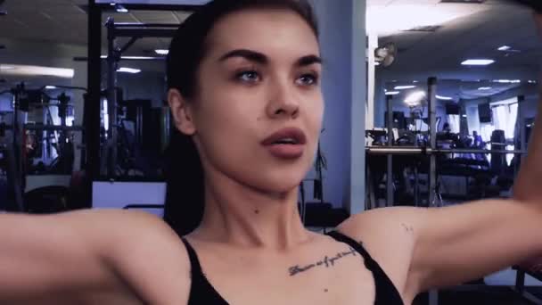 Gimnasio Una Hermosa Chica Dedica Simulador Primer Plano — Vídeo de stock