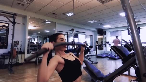 Στο Γυμναστήριο Μια Αθλήτρια Τραβάει Πάνω Μέρος Του Προσομοιωτή — Αρχείο Βίντεο