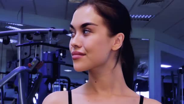 Spor Salonundaki Güzel Bir Kız Kafasını Seyirciye Doğru Çeviriyor Gözleriyle — Stok video