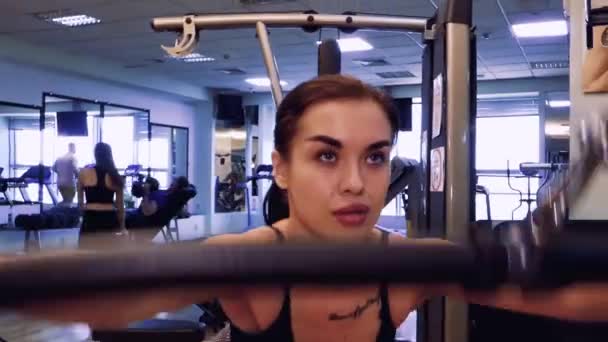 Chica Deportiva Haciendo Ejercicio Simulador Gimnasio — Vídeos de Stock