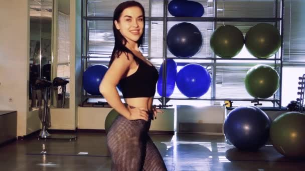 Schöne Mädchen Fitness Modell Posiert — Stockvideo