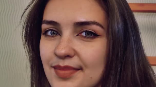 Egy Szeplős Gyönyörű Lány Arcát Mosolyog Szemével Nézőre Néz Közelkép — Stock videók