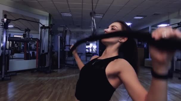 Eine Junge Frau Sitzt Fitnessstudio Simulator — Stockvideo