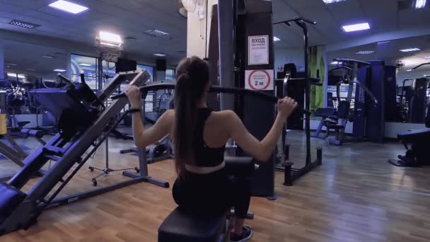 Lány Fitness Modell Részt Vesz Szimulátor Edzőteremben — Stock videók