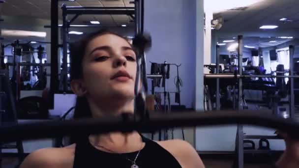 Jovem Mulher Esportiva Está Envolvida Simulador Ginásio Vista Trás — Vídeo de Stock