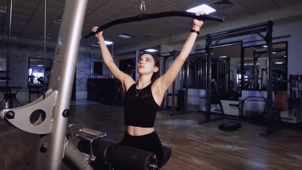 Kız Fitness Modeli Spor Salonundaki Simülatöre Bağlandı — Stok video