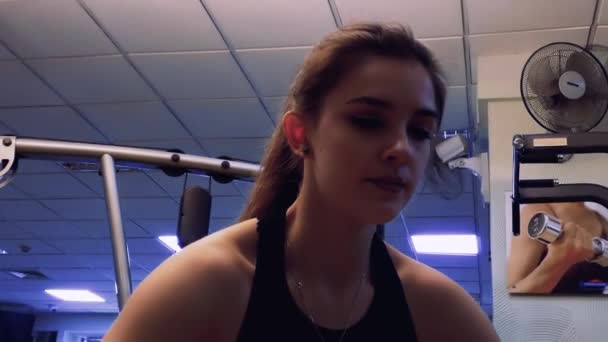 Una Hermosa Chica Dedica Simulador Gimnasio Primer Plano — Vídeo de stock