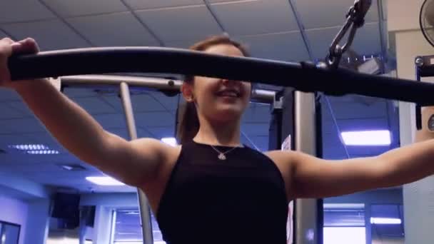 Una Hermosa Atleta Juega Complace Luego Trabaja Simulador Gimnasio — Vídeo de stock