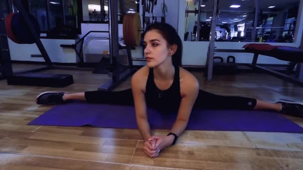 Chica Encantadora Gimnasta Gimnasio Haciendo Estiramiento Estera — Vídeos de Stock