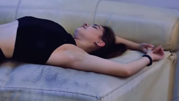 Uma Bela Esportista Está Deitada Sofá Velho Alongando Descansando Após — Vídeo de Stock