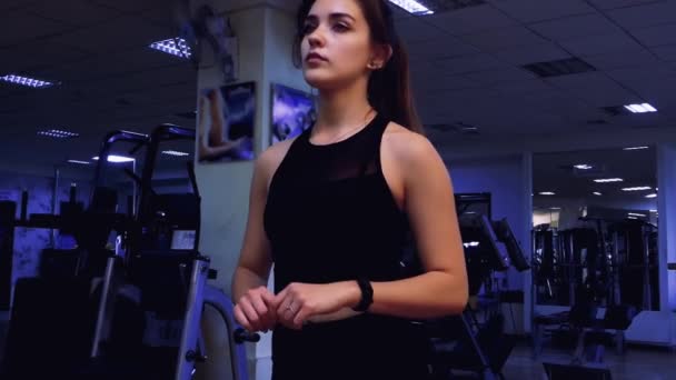 Młoda Kobieta Atleta Siłowni Przygotowuje Się Treningu Płynnie Porusza Swoim — Wideo stockowe