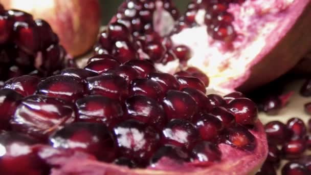 Açılmış Nar Meyvesi Nar Tohumları Kapanıyor — Stok video