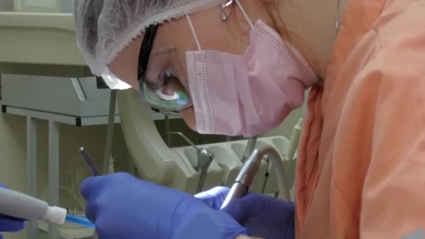 Rosto Uma Jovem Doutora Dentista Clínica Odontológica Trabalho Close — Vídeo de Stock
