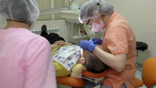 Ung Kvinde Tandlæge Behandler Tænder Til Mand Forgrunden Hjælper Ung – Stock-video
