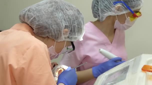 Tandläkarens Kontor Läkare Och Assistent Behandla Patientens Tänder — Stockvideo