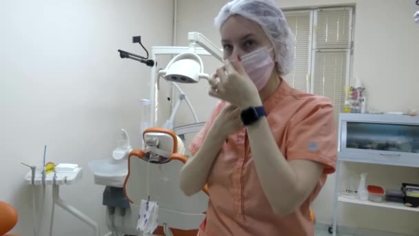 Eine Junge Zahnärztin Bereitet Sich Auf Die Arbeit Vor Setzt — Stockvideo