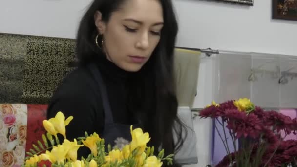 Krásná Žena Květinářství Vytváří Kytice — Stock video