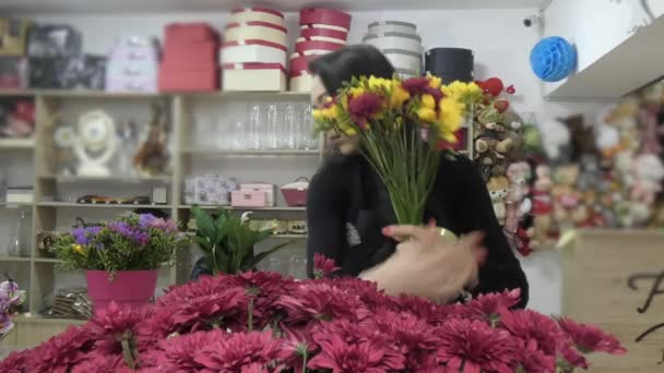 Young Beautiful Woman Florist Creates Bouquet Front Her Large Bouquet — Stock Video