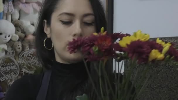 Vacker Kvinna Florist Bildar Blombukett Närbild — Stockvideo