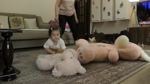 아이가 커다랗고 부드러운 장난감을 바닥에 던지고 놓는다 — 비디오