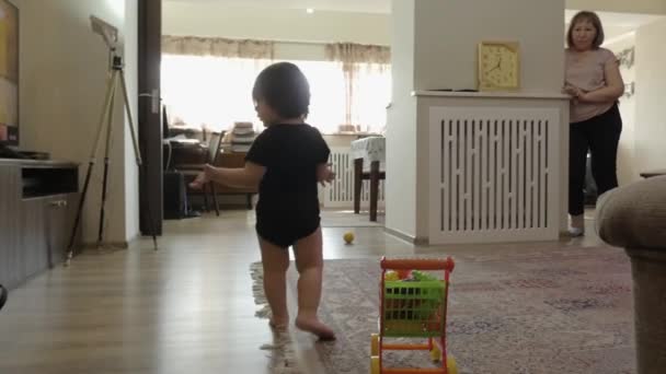 Ein Kleines Kind Steht Raum Und Wirft Die Hände Die — Stockvideo