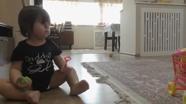 Małe Dziecko Zbiera Zabawki Koszyku Podczas Poruszania Się Podczas Siedzenia — Wideo stockowe