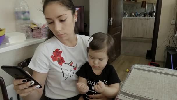 Jeune Belle Femme Est Assise Dans Une Chambre Avec Bébé — Video