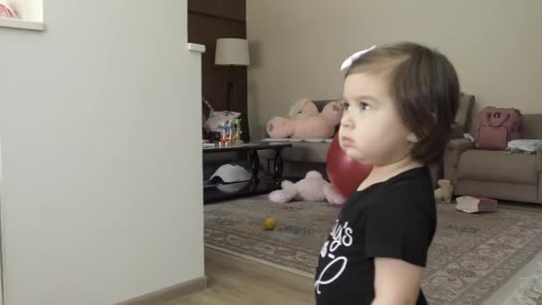 Odada Küçük Bir Çocuk Var Karışıklık Içinde Ellerini Kaldırıyor Görünüşe — Stok video